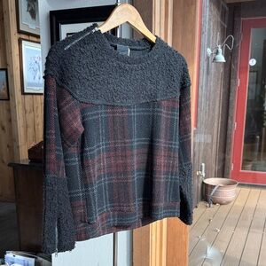 Heather Textured Black and Red Sweater (Sz SP)